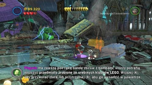 #05 - W prawym dolnym narożniku zniszcz bombą srebrną skrzynię, zbuduj z klocków radar i skorzystaj z niego Batmanem - Bohaterowie, do boju | Minizestawy LEGO Batman 2 DC Super Heroes - LEGO Batman 2: DC Super Heroes - poradnik do gry