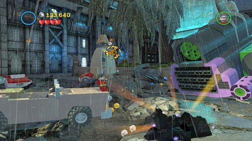 #07 - Z lewej strony ugaś pożar, z klocków zbuduj uchwyt do rakiety i pociągnij za niego Batmanem - Bohaterowie, do boju | Minizestawy LEGO Batman 2 DC Super Heroes - LEGO Batman 2: DC Super Heroes - poradnik do gry