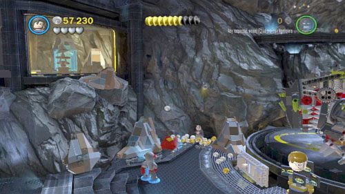 Nieproszeni goście - pod koniec misji w dużej lokacji, w której między platformami trzeba chodzić po niebieskich, wąskich kładkach - Obywatele w opałach | Inne | LEGO Batman 2 DC Super Heroes - LEGO Batman 2: DC Super Heroes - poradnik do gry