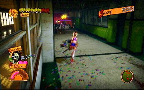 Omijając stojące niedaleko zombie podbiegnij szybko do mężczyzny i uratuj go przed nadchodzącymi bestiami - 1 - Highschool - zombie w szkole | Opis przejścia Lollipop Chainsaw - Lollipop Chainsaw - poradnik do gry