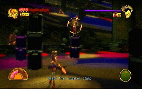 W drugim etapie walki musisz unikać wystrzeliwanych przez wroga płyt (kółko) oraz jak najszybciej niszczyć głośniki, na których będzie stał - 1 - Highschool - walka z Zedem | Opis przejścia Lollipop Chainsaw - Lollipop Chainsaw - poradnik do gry