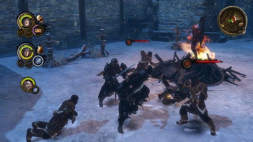 Po wyjściu na zasypany śniegiem plac zobaczysz stos oraz pilnujących go dzikich - Na tę noc i wszystkie pozostałe (ZG) | Rozdział 1 - Mors Westford | Gra o tron - Gra o tron - poradnik do gry