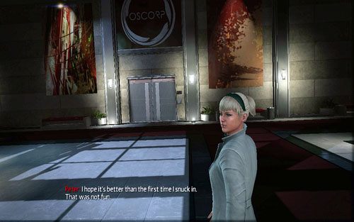 Po rozpoczęciu gry będziesz automatycznie podążał za Gwen, mogąc jedynie obracać kamerą przy pomocy prawej gałki analoga - 01 - Oscorp Is Your Friend - Opis przejścia - Niesamowity Spider-Man - poradnik do gry