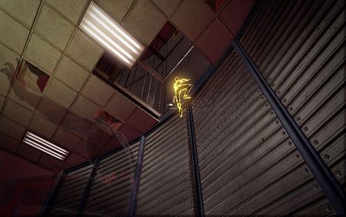 Na początku przytrzymaj Y, by skierować kamerę do dziury w suficie - 02 - Escape Impossible - Opis przejścia - Niesamowity Spider-Man - poradnik do gry