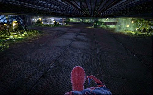 Idź nim cały czas prosto, wciskając szybko Y, jak tylko przycisk ten pojawi się na ekranie - 06 - Smythe Strikes Back - komputery i roboty - Opis przejścia - Niesamowity Spider-Man - poradnik do gry