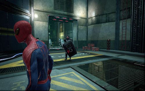 Na dole czeka cie walka z dużą grupą wyposażonych w tarczę strażników - 07 - Spidey to the Rescue - generatory - Opis przejścia - Niesamowity Spider-Man - poradnik do gry