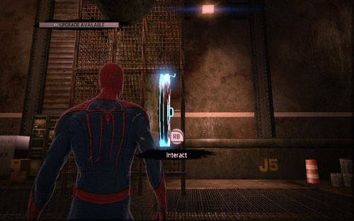 Po pokonaniu następnych przeciwników, stojąc na ziemi przekręć ukryty za kratą zawór (RB) - 1 - Train Docking Station - Misje dodatkowe - Niesamowity Spider-Man - poradnik do gry