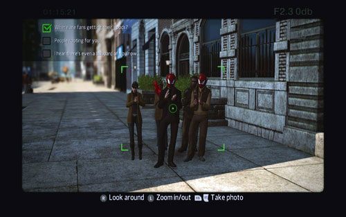 Kolejna fotografia dotyczy stojących niedaleko sklepiku fanów z maskami Spider-Mana - Photo Articles - Zadania poboczne - Niesamowity Spider-Man - poradnik do gry