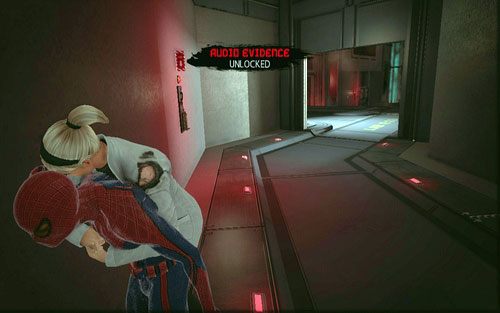 Po uratowaniu Gwen z rąk mutanta biegnij cały czas przed siebie, aż zobaczysz walczące za szybą roboty - 01 - Oscorp Is Your Friend - Nagrania - Znajdźki - Niesamowity Spider-Man - poradnik do gry