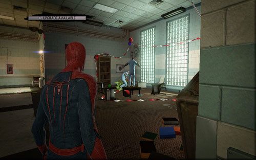 Za nią spotkasz dwóch imprezujących mężczyzn - 02 - Escape Impossible - Znajdźki - Niesamowity Spider-Man - poradnik do gry