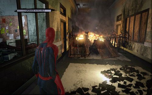 Ten magazyn znajdziesz zaraz za pierwszą stertą płonących mebli - 02 - Escape Impossible - Znajdźki - Niesamowity Spider-Man - poradnik do gry