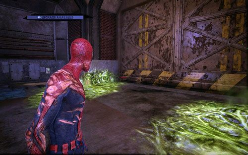 Po opuszczeniu pomieszczenia z pierwszymi przeciwnikami, dotrzesz do korytarza, który zostanie chwilę później zamknięty - 12 - Where Crawls the Lizard? - Znajdźki - Niesamowity Spider-Man - poradnik do gry