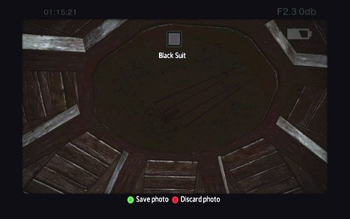 Wejdź do środka i zrób zdjęcie symbolu umieszczonego na suficie - Lista Strojów - Stroje Spider-Mana - Niesamowity Spider-Man - poradnik do gry