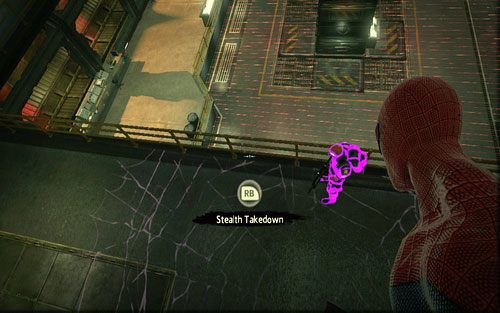 Najpierw błyskawicznie pozbądź się wroga poniżej, a następnie po kolei ogłusz strażnika z lewej i prawej strony - 03 - In the Shadow of Evils Past - tablet Connorsa - Opis przejścia - Niesamowity Spider-Man - poradnik do gry