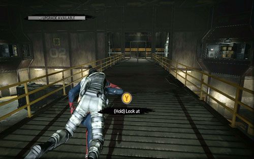 Przeskakując nad skrzyniami przedostań się do balkonu z prawej, a następnie podejdź do windy po lewej stronie - 03 - In the Shadow of Evils Past - tablet Connorsa - Opis przejścia - Niesamowity Spider-Man - poradnik do gry