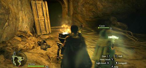 W dalszej części podziemi będziemy trafiali na pochodnie - warto je rozpalać, aby nie walczyć w ciemnościach - Seeking Salvation | Akt 2 (ZG) w Dragons Dogma - Dragons Dogma - poradnik do gry