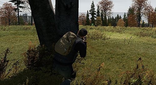 Wychylanie się zza przeszkody (klawisze [Q] i [E] w pozycji stojącej lub w przysiadzie) może być nieocenioną pomocą w walce z innymi graczami - DayZ: Wrogi ogień - jak unikać? - DayZ - poradnik do gry