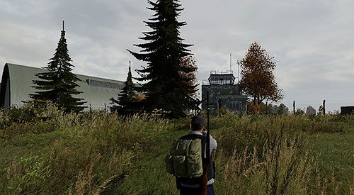 Pierwszym przystankiem powinna być zachodnia część lotniska, gdzie znajduje się wieża ATC - DayZ: Balota | Zdobywanie pierwszego ekwipunku - DayZ - poradnik do gry