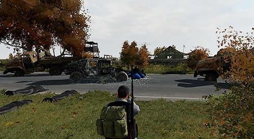 Kolejnym łakomym kąskiem są namioty medyczne, a dokładniej ambony myśliwskie, które je otaczają - DayZ: Balota | Zdobywanie pierwszego ekwipunku - DayZ - poradnik do gry