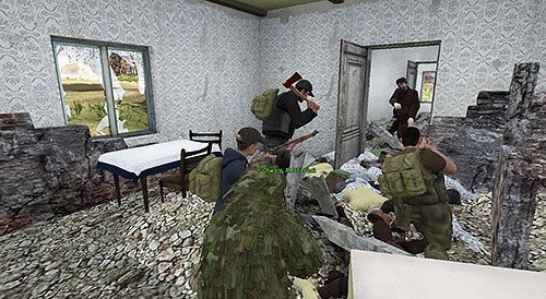 Na koniec ostrzeżenie dotyczące strzelania do Zedów w miastach, zwłaszcza kiedy chowasz się w ciasnym pomieszczeniu z jednym wyjściem - DayZ: Zombie - zabijanie - DayZ - poradnik do gry