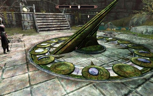 Na samym środku lokacji zobaczysz duży księżycowy zegar, w którym brakuje kilku kryształów - Chasing Echoes | Ścieżka Dawnguarda | The Elder Scrolls V Skyrim Dawnguard - The Elder Scrolls V: Skyrim - Dawnguard - poradnik do gry