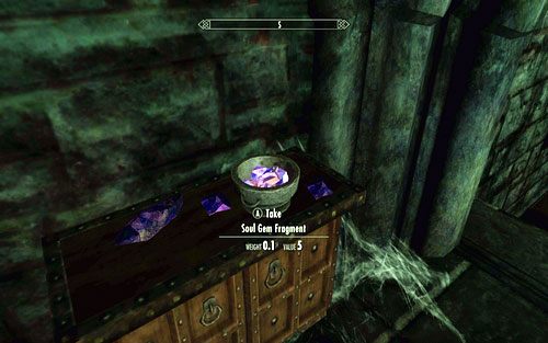 Sould Gem Shard znajdziesz w misce stojącej na stole obok schodów - Chasing Echoes | Ścieżka Dawnguarda | The Elder Scrolls V Skyrim Dawnguard - The Elder Scrolls V: Skyrim - Dawnguard - poradnik do gry