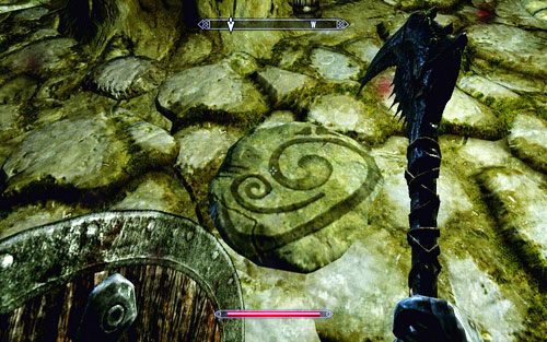 Za nimi znajduje się korytarz wypełniony pułapkami, które uruchamiane są przez przyciski w posadzce - The Bloodstone Chalice | Ścieżka lorda wampirów | TES V Skyrim Dawnguard - The Elder Scrolls V: Skyrim - Dawnguard - poradnik do gry