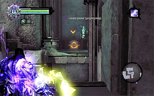 Przełącz się na drugą połówkę (pierwsza połówka musi cały czas obciążać dźwignię wystającą ze ściany) i zlokalizuj miejsce, z którego z pomocą Uchwytu Śmierci można pobrać cieniobucha - Przeszukaj Miasto Umarłych - powrót do zachodniej części | Miasto Umarłych - Darksiders 2 - poradnik do gry