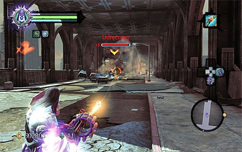 W trakcie przemarszu po częściowo zniszczonym moście będziesz oczywiście regularnie atakowany przez nieumarłe stwory, przy czym przypilnuj się dopiero po zauważeniu nowego udręczonego - Wróć z drugą częścią do Uriel; Znajdź ostatnią część Kostura | Kostur Arafaela - Darksiders 2 - poradnik do gry