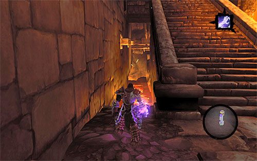 Ruszaj po schodach na dół, przy czym nie opuszczaj od razu tego pomieszczenia, tylko odwróć się i w pokazanym na powyższym screenie miejscu przystąp do biegu po lewej ścianie, chwytając się kolejnych występów i na koniec interaktywnej krawędzi - Szrama - początkowa i centralna część lochu | DODATKOWE LOKACJE - Darksiders 2 - poradnik do gry