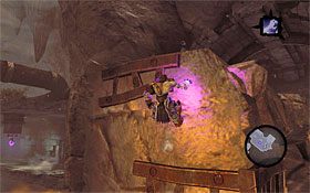 7) Ruszaj teraz w lewo, zatrzymując się w miejscu, w którym można złapać się najwyższej krawędzi i wspiąć na głaz - Szrama - zdobycie i wykorzystanie szkieletowego klucza | DODATKOWE LOKACJE - Darksiders 2 - poradnik do gry