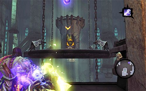 Przeskocz z pomocą Uchwytu Śmierci na windę i obróć górną konstrukcją, tak by nieaktywny przełącznik wraz z żółtymi tworami był zwrócony w stronę balkoniku, z którego przed chwilą przyszedłeś - Przeszukaj Miasto Umarłych - górne poziomy (2) | Miasto Umarłych | Darksiders 2 - Darksiders 2 - poradnik do gry