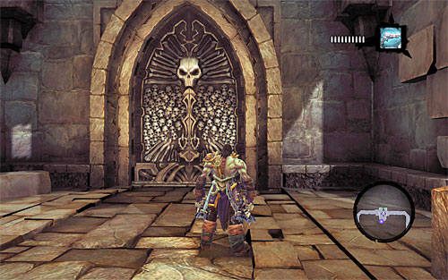 Po zebraniu wszystkich skarbów upewnij się, że znajdujesz się na górnych balkonikach i skieruj się w stronę wschodniej części tego obszaru, przechodząc przez dziurę w ścianie (pamiętaj, że możesz sobie przyzywać Procha na pomoc, tak by wskazał Ci aktualny cel podróży) - Przyzwij Mistrza Areny (1) | Królewska zapłata | Darksiders 2 - Darksiders 2 - poradnik do gry