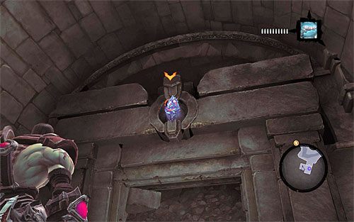 3) Głaz możesz odnaleźć w ruinach zlokalizowanych w zachodniej części Płomiennej Przełęczy, przy ścieżce prowadzącej do Kotła (screen 1) - Kraina Kuźni (miejsca odnajdywania magicznych głazokęsów) | Kamień z serca - Darksiders 2 - poradnik do gry