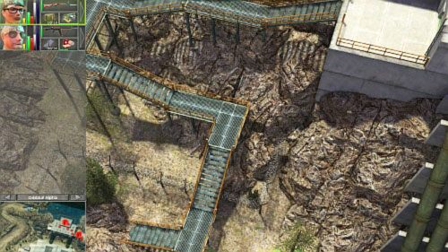 Jeżeli brama jest broniona przez wielu przeciwników, można zacząć od punktu położonego wyżej na północy i zajść pierwsze punkty od tyłu korzystając ze schodów pokazanych na screenie, znajdujących się na północnym zachodzie mapy - Hydroelectric power station [6] - Kampania - droga na północ - Jagged Alliance: Crossfire - poradnik do gry