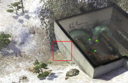 Kolejnym bardzo dobrym miejscem do ataku jest miejsce w na tyłach budynku w północno zachodniej części mapy, gdzie również można podłożyć C4 (kwadrat na screenie) - Military base [8] - Kampania - połączenie dróg - Jagged Alliance: Crossfire - poradnik do gry