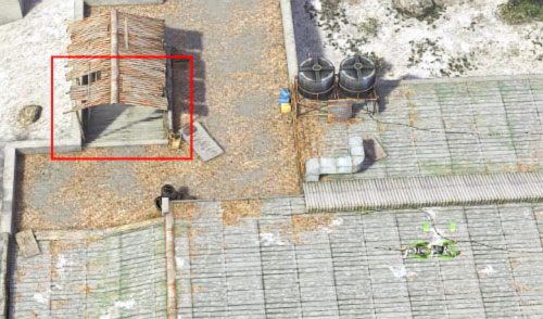 Kolejną możliwością jest wejście po drabinie na dach i próba wejścia do budynku po schodach pokazanym na screenie - Military base [8] - Kampania - połączenie dróg - Jagged Alliance: Crossfire - poradnik do gry