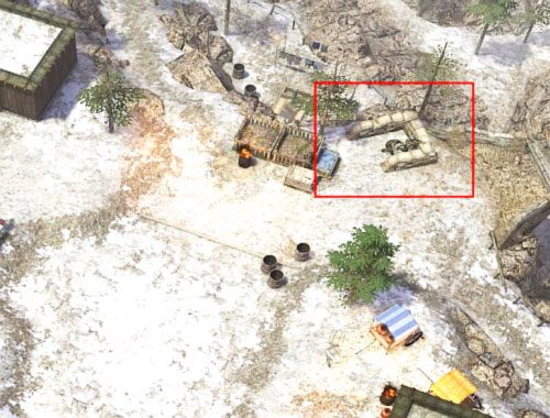 Przeciwnicy po drugiej stronie północnego mostu, są dość dobrze umocnieni za workami z piaskiem, dlatego najlepiej pozostając cały czas na swojej starej pozycji za workami, wyślij jednego z najemników na odległość strzału - Monk village [9] - Kampania - połączenie dróg - Jagged Alliance: Crossfire - poradnik do gry