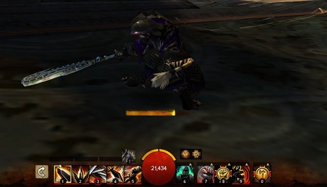 Pasek postępu naszego ataku - gdy zapełni się, bohater wykona ostatnie, silniejsze uderzenie. - Umiejętności | Bohater i jego rozwój w Guild Wars 2 - Guild Wars 2 - poradnik