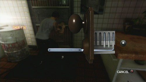 Gdy skończysz, zakręć śrubki (obracając analogiem w lewo) i otwórz drzwi prowadzące na zewnątrz - Listening In | Opis przejścia Sleeping Dogs - Sleeping Dogs - poradnik do gry