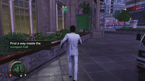 Po obejrzeniu krótkiej cut-scenki podbiegnij do drzwi budynku, a następnie wdrap się na górę po ścianie z prawej - The Wedding | Opis przejścia Sleeping Dogs - Sleeping Dogs - poradnik do gry