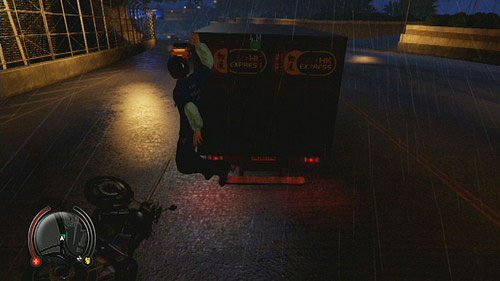 Jak najszybciej dogoń motocyklem uciekający pojazd i przeskocz na jego dach - Dockyard Heist | Opis przejścia Sleeping Dogs - Sleeping Dogs - poradnik do gry