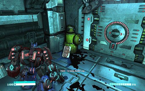 Po odparciu ataku skieruj się na podwyższenie po drugiej stronie placu (patrząc od wieżyczki), wejdź do korytarza z lewej (pod złotym kawałkiem metalu) i skręć do korytarza z prawej - Rozdział 2 - Defend the Ark | Opis przejścia | Transformers Upadek Cybertronu - Transformers: Upadek Cybertronu - poradnik do gry