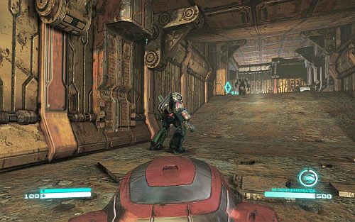 W kolejnym pokoju szybko schowaj się z lewej strony kładki (warto włączyć niewidzialność) i poczekaj, aż minie cię patrol - Rozdział 4 - Eye of the Storm | Opis przejścia | Transformers Upadek Cybertronu - Transformers: Upadek Cybertronu - poradnik do gry