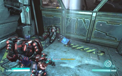 Kiedy dotrzesz do placu, na którym będziesz bronił się przed atakami Decepticonów, skieruj się do zniszczonego transportowca za swoimi oddziałami - Poradnik do gry - Blueprints | Transformers Upadek Cybertronu - Transformers: Upadek Cybertronu - poradnik do gry