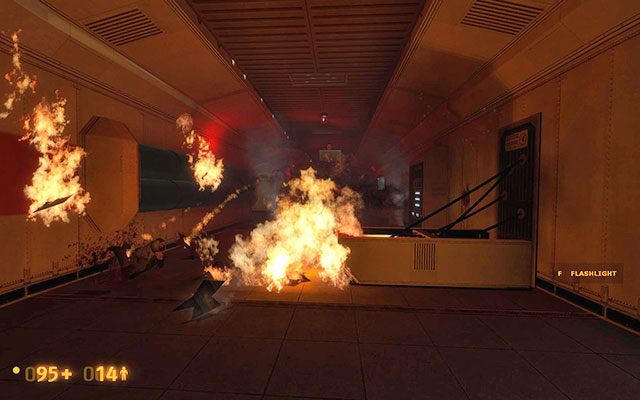 Na korytarzu natkniesz się na naukowca próbującego uratować strażnika - zaś przy nich apteczkę - Unforeseen Consequences - W drodze po łom | Unforeseen Consequences - Black Mesa - poradnik do gry