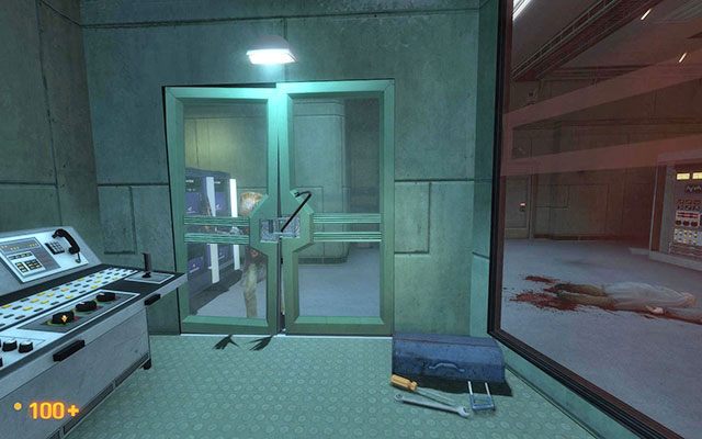 Przejdź przez jedyne przejście - powinieneś zauważyć zombie dobijające się przez szybę - Unforeseen Consequences - W drodze po łom | Unforeseen Consequences - Black Mesa - poradnik do gry