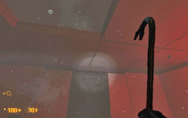 Zabierz leżącą na podłodze baterię, po chwili winda spadnie, a Ty znajdziesz się pod wodą - Unforeseen Consequences - Nadzieja w broni palnej | Unforeseen Consequences - Black Mesa - poradnik do gry