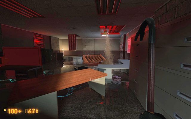 W tej części kompleksu biurowego nie ma już nic ciekawego do roboty, dlatego wróć się na sam początek, pod pomieszczenie z czerwonymi drzwiami i wybitą wcześniej szybą - Office Complex - W poszukiwaniu wsparcia | Office Complex | Black Mesa - Black Mesa - poradnik do gry