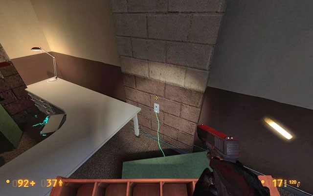 Unikając kontaktu z cieczą przedostań się w pobliże wyłącznika światła - Office Complex - W poszukiwaniu wsparcia | Office Complex | Black Mesa - Black Mesa - poradnik do gry